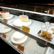 ショーケースに並ぶお店自慢の手づくりスイーツ
