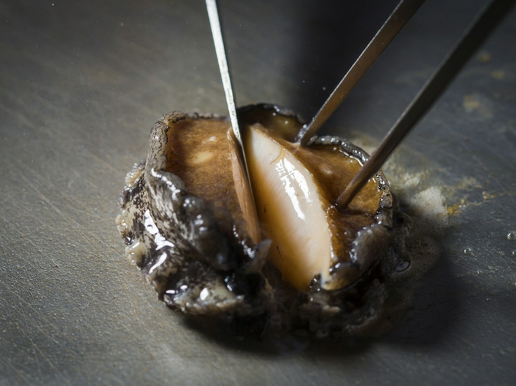 活蝦夷鮑（1個）