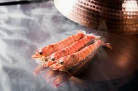 オーダーが通ってから、店内の生け簀から上げた活きのいい車海老を鉄板で調理。目の前で華麗に焼き上げられるパフォーマンスでゲストを愉しませてくれます。
