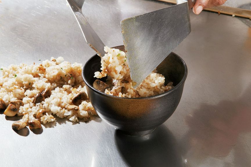 立ち上る芳しい香り。食事の〆に人気の『ガーリックライス』