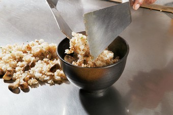 立ち上る芳しい香り。食事の〆に人気の『ガーリックライス』