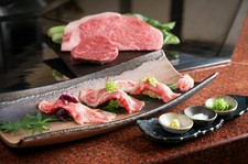 車海老・蝦夷鮑(エゾアワビ)の鉄板焼と
神戸ビーフの炙り寿司、お肉が選べるステーキディナーコース