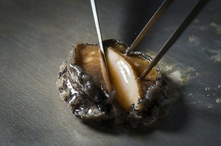 シンプルながらも贅沢な味わい『活鮑（250ｇ級）のバター焼き』
