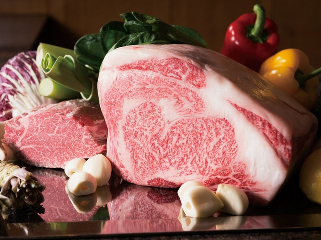 伊勢海老や厳選黒毛和牛。こだわり抜いた食材をたっぷりと