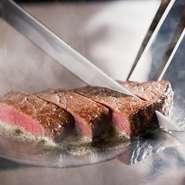 肉を焼きあげる際の、目の前でのフランベなど、豪快な炎の演出も楽しみの一つです。鉄板の上で繰り広げられる職人技と、芳ばしい香りが五感を刺激し、特別なひとときを演出します。
