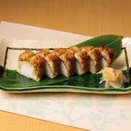 各地よりその季節を代表する食材を用意。四季折々のおまかせコースに加えて、アラカルトも30～40種用意。どちらでもたっぷりと旬を満喫できます。