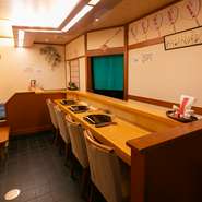 1階は店主とやりとりを交わしつつ、今宵の逸品を味わうカウンター席。手前側4席のイス席は1人使いにも最適です。予算に合わせた“おまかせ”のオーダーも可、悠々自適なお1人さまを楽しみませんか。