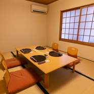 2階には6畳の座敷を完備。4名～6名ほどで利用できる、完全プライベートな空間は会食にもピッタリ。誰かを笑顔にしたい大切な夜には、事前のご相談がオススメです。