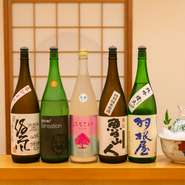 全国各地より飲み頃の日本酒を用意。珍しい銘柄も用意しているとか。津々浦々の日本酒と味わう旬の逸品。一期一会にじっくりと酔いしれてみませんか。