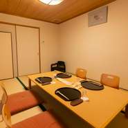 広びろとした2階は家族揃っての食事にも最適。年齢制限もないため、小さな子ども連れも安心です。入園・入学や七五三など、我が子や孫の大切なイベントにも利用したい一軒です。