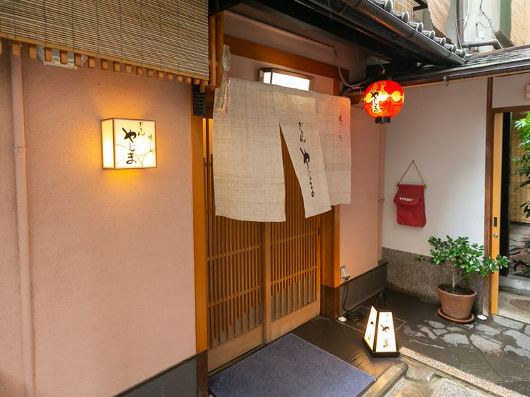 祇園小道の奥で、静かに佇む大人の隠れ家