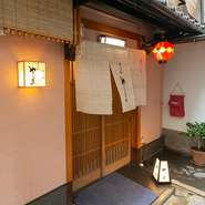 祇園四条駅より歩いて5～6分ほど、祇園小道の奥で静かに佇む大人の隠れ家【やじま】。落ち着いた空気に包まれながら、伝統の京料理や自家製の逸品に舌鼓。食を楽しむ大人に提案したい一軒です。