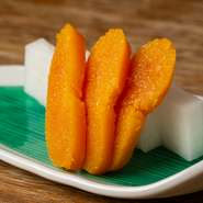 お酒のお供にピッタリの自家製のからすみ。干しきらないため、塩分は控えめ。しっとりとした舌触りにツブツブとした食感がヤミツキになります。