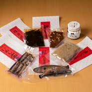 『いわし山椒』『鮎　旨煮』『椎茸昆布』『おじゃこさん』『鱧茶漬』『つまみ味噌』。大切な人に【やじま】自家製のお土産をぜひ。