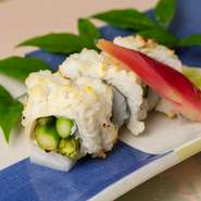 夏の訪れを告げる食材・鱧。写真は『鱧アスパラ焼き物』。柔らかく瑞々しいアスパラガスと、ふっくら焼き上げた鱧。心地よい弾力が絶妙です。