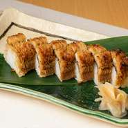 写真は、鱧の繊細な食感とタレの香ばしさに心満たされる『鱧寿司』。それぞれの素材の魅力を引き出すため、惜しまぬひと手間。1つひとつに職人技が光ります。