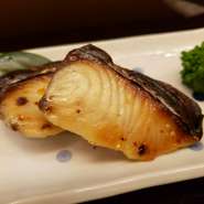 その時期の旬の魚を使い、旨みを引き出した『西京焼』は一年を通して楽しみたい逸品です。春夏秋冬、訪れる度にさまざまな喜びを魅せてくれます。