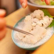 熟練の目利きにより選び抜かれた「旬の鮮魚」をはじめ、産地やブランドではなく、品質を重視し素材選び。その季節ならではの味わいを届けてくれます。