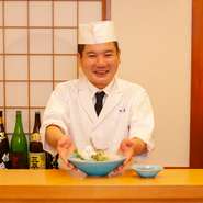 その日訪れるゲストとのささやかなやりとりもまた、料理人としての喜びの瞬間。大切な人との食事はもちろん、1人使いでも満足できるお店づくりを心掛けています。