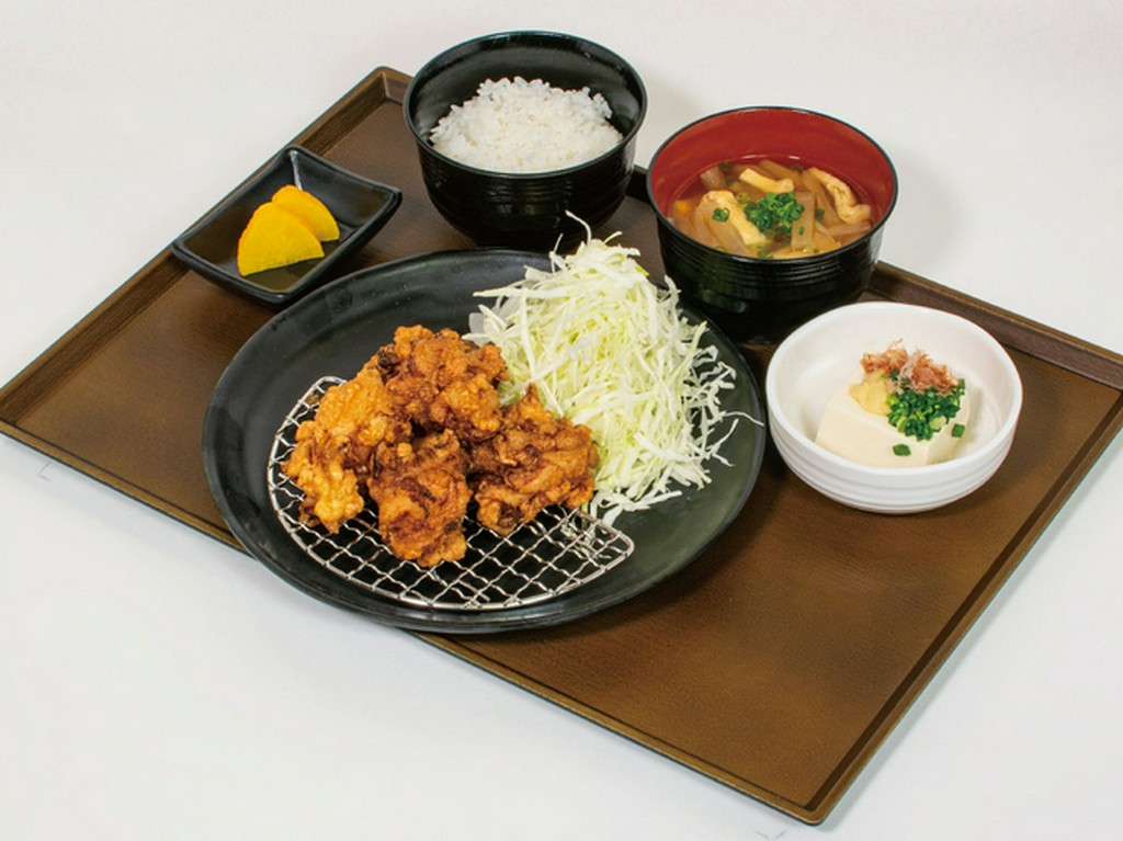 揚げたて熱々！　ふんわりやわらかで香り豊かな『鶏の唐揚げ定食』