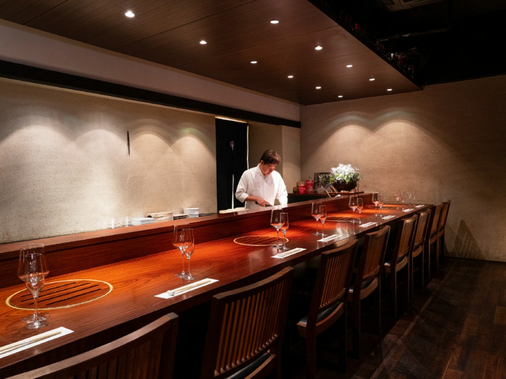 カウンター席だからこそ、大人のデートを満喫できる