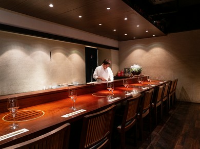 カウンター席だからこそ、大人のデートを満喫できる