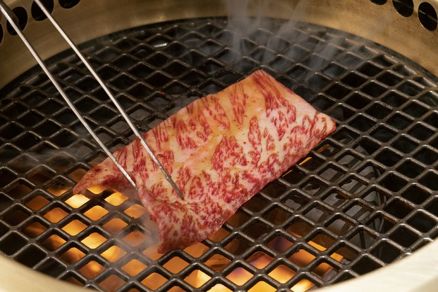 「焼き師」の技による、絶妙な焼き加減の焼肉を堪能