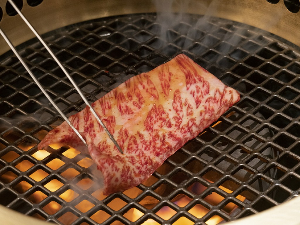 「焼き師」の技による、絶妙な焼き加減の焼肉を堪能