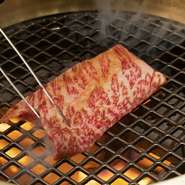 焼肉は全て、「焼き師」の手によって仕上げられています。お肉が焼かれる音、薫り、脂の落ち具合、収縮率など、五感を駆使しながら“今がベスト”というタイミングを見定めます。