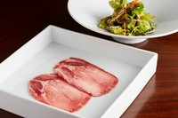 牛タンと野菜、組み合わせの妙を堪能できる『和牛タンと韓国サラダ』