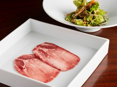 牛タンと野菜、組み合わせの妙を堪能できる『和牛タンと韓国サラダ』