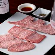 お肉と相性の良いワインと共に、肉料理を堪能できます。ソムリエなどワインに造詣が深い方の意見を取り入れながら、肉のおいしさを引き立たせるワインが用意されています。