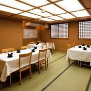 本館2階に個室2部屋を完備。仕切りを外せば40名までの座敷になります。また、別亭1階には椅子席の個室、2階には100名まで収容できる大広間があり、宴会場として使えるほか、仕切りで6つの個室に分割することも。