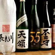 あまり流通していない地元の酒や東北の地酒など、厳選された日本酒が豊富に揃っています。『長良川　大吟醸』や『天領　純米大吟釀』は冷酒で提供。より爽やかでキレのある飲み口を堪能できます。
