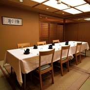 本館2階の個室は、双方の両親との顔合わせや結納にふさわしい和の風情が漂う落ち着いた空間。華やかで美しい会席を味わいつつ、お酒を飲み交わせば、両家の間に深い絆が生まれることでしょう。