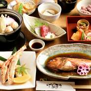 テーブルを華やかに彩るのは、リコピンを多く含んだ黄色の人参や赤い大根など、地元の農家から仕入れる新鮮な旬の野菜たち。綺麗な色の野菜や珍しいものを多く取り入れ、繊細で優美な日本料理に仕立ててくれます。