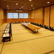 本館の西側に建つ「げんそう別亭　都わすれ」。座敷席の個室のほか、法要のできる専用個室が設けられており、おいしい食事付きの法事を行うことが可能です。精進落としの予約や、送迎バスにも対応してくれます。