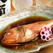 11～2月にしか味わえないカサゴを使ったコース料理の一品。お酒と良く合うのはもちろん、ご飯との相性も抜群です。寒い時期には、ほっこりと心温まる煮つけがオススメですが、焼魚に変更も可。