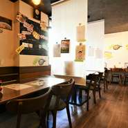 テーブル席は、席と席の間仕切りをしています！