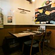 ちょっと離れたテーブル席