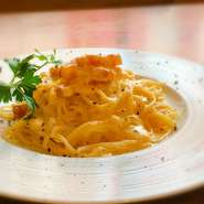 生クリームをつかわない！？それがパスタの本場ローマでの作り方。卵とチーズのコクを最大限に生かしたカルボナーラは濃厚で何度でも食べたくなる味！