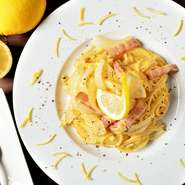 本場ローマのカルボナーラに爽やかな生レモンをトッピング！レモンの皮を散りばめた可愛い盛り付けがインスタ映え！
