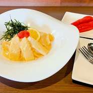 明太子をたっぷり入れてイカをトッピングした和風カルボナーラ