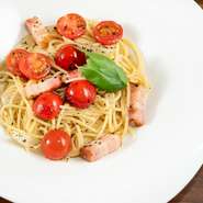 バジリコパスタにトマトがよく合う