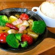 ぐつぐつの熱々でテーブルにお届けします！
とろけるカマンベールチーズにハマる！熱々の具材をバケットにのせてお召し上がりくださいね！