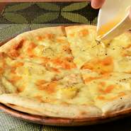 チーズをたっぷり使ったクリスピーピザに生レモンとカマンベールチーズをトッピング。はちみつをたっぷりかけたらデザート感覚でペロッと別腹行き～