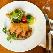 コンフィとは、オイルに食材を浸し低温でゆ～っくりと煮るフランスの伝統的な調理法！！外はカリッと焼きあげて、中は骨からホロッとはがれる柔らかくてジューシーな合鴨をお楽しみください。