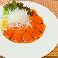 脂ののったノルウェーサーモンにオリジナルのレモン醤油ドレッシングがよく合う！白ワインにピッタリのさっぱり仕上げ！