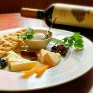 カマンベール・クリーム・ナチュラルチーズの盛り合わせに彩りのドライフルーツは相性ばっワイン、ビール、カクテルと何にでも合う最強おつまみ