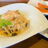 今が旬の秋鮭をローマ風カルボナーラにトッピング！北海道産、鮭のあらほぐしもたっぷり入った贅沢なカルボナーラ！！